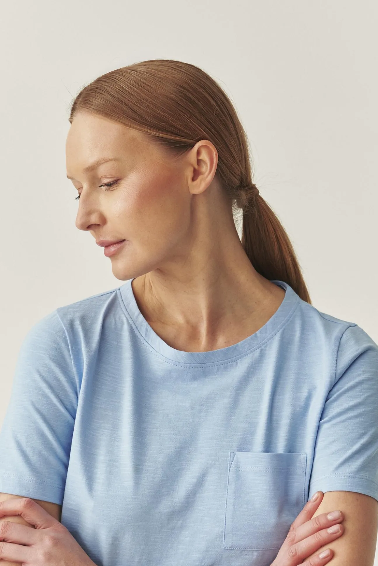 BAWEŁNIANY T-SHIRT Z KIESZONKĄ - DELQI