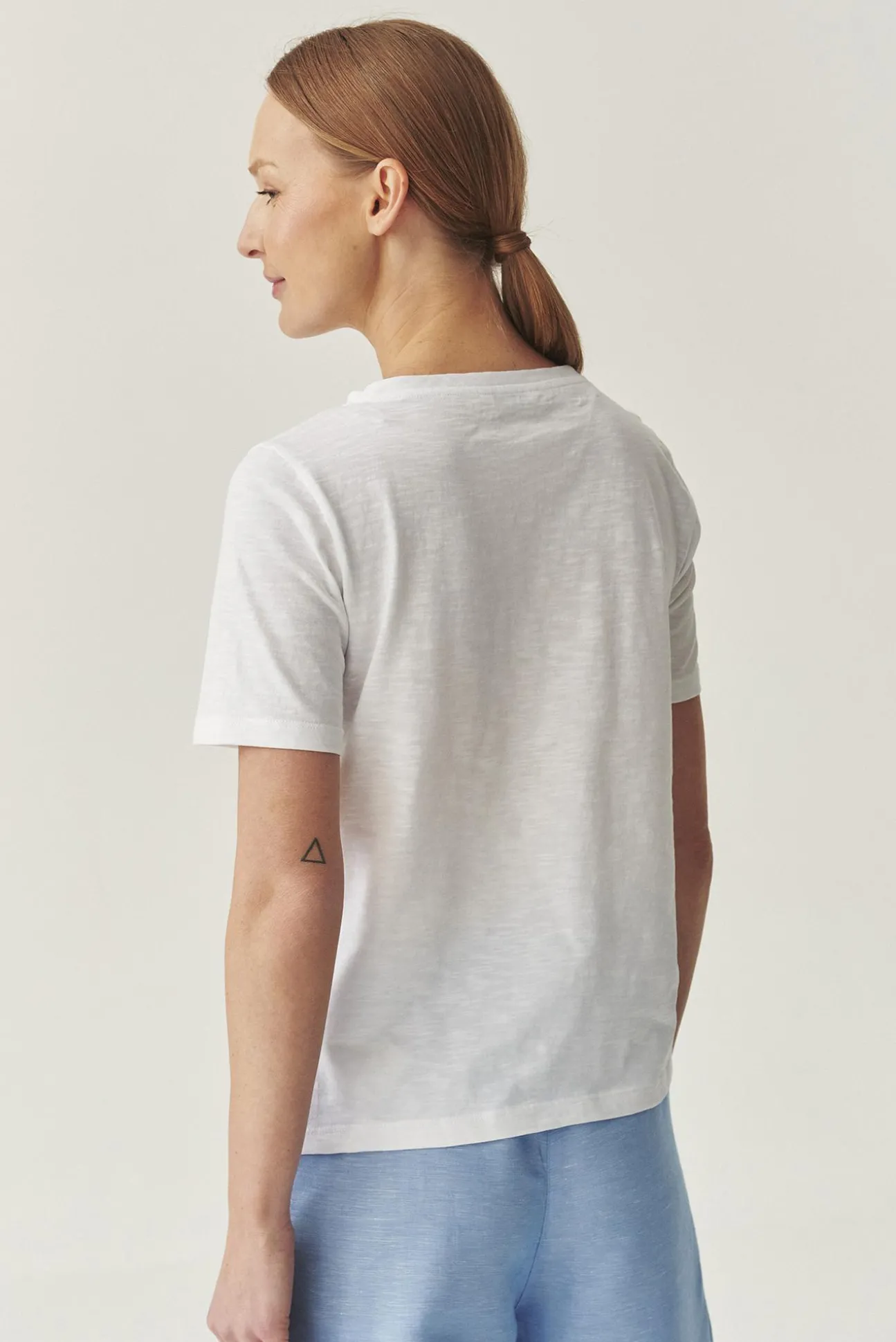 BAWEŁNIANY T-SHIRT Z KIESZONKĄ - DELQI