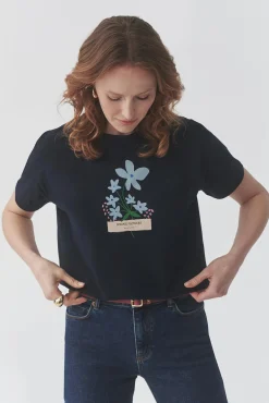 BAWEŁNIANY T-SHIRT Z KWIATOWYM NADRUKIEM — MALATI