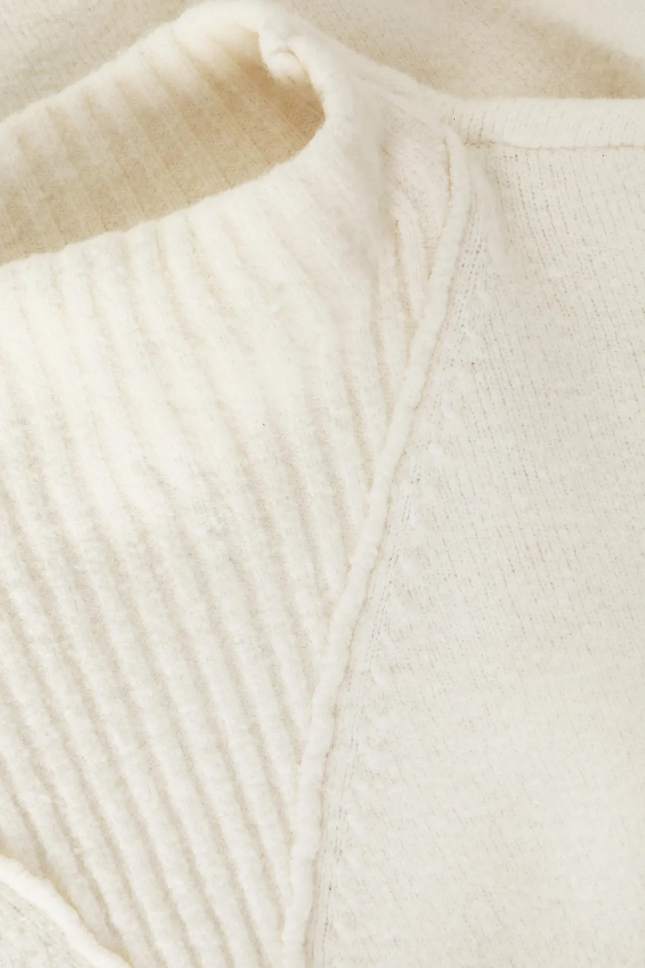 DAMSKI SWETER O LUŹNYM KROJU Z PÓŁGOLFEM I STRUKTURALNYM ZDOBIENIEM — PARKER