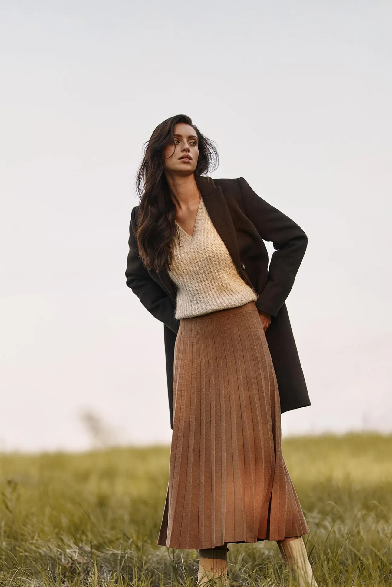 DAMSKI SWETER OVERSIZE Z DEKOLTEM W SEREK — ONYX