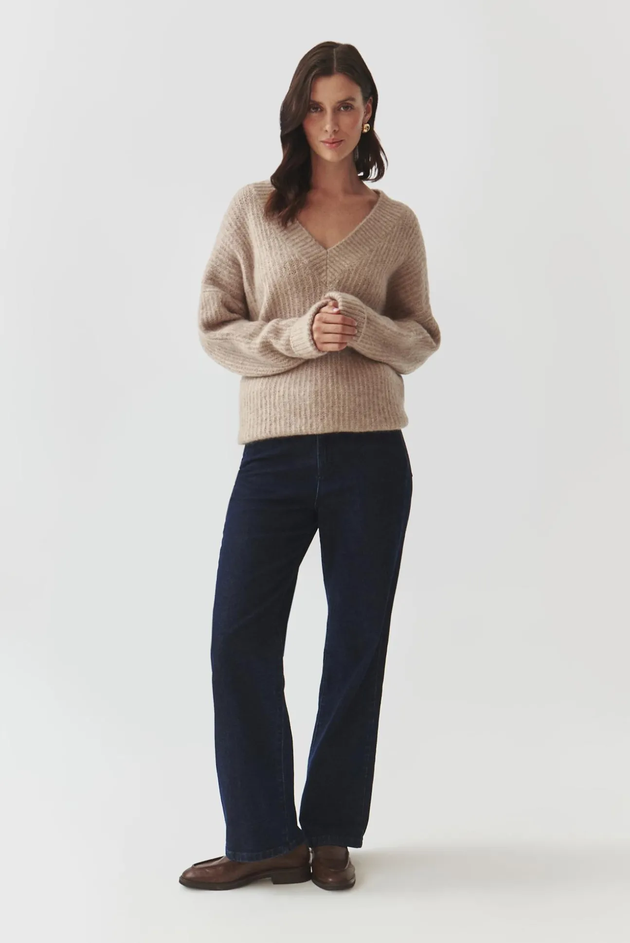 DAMSKI SWETER OVERSIZE Z DEKOLTEM W SEREK — ONYX