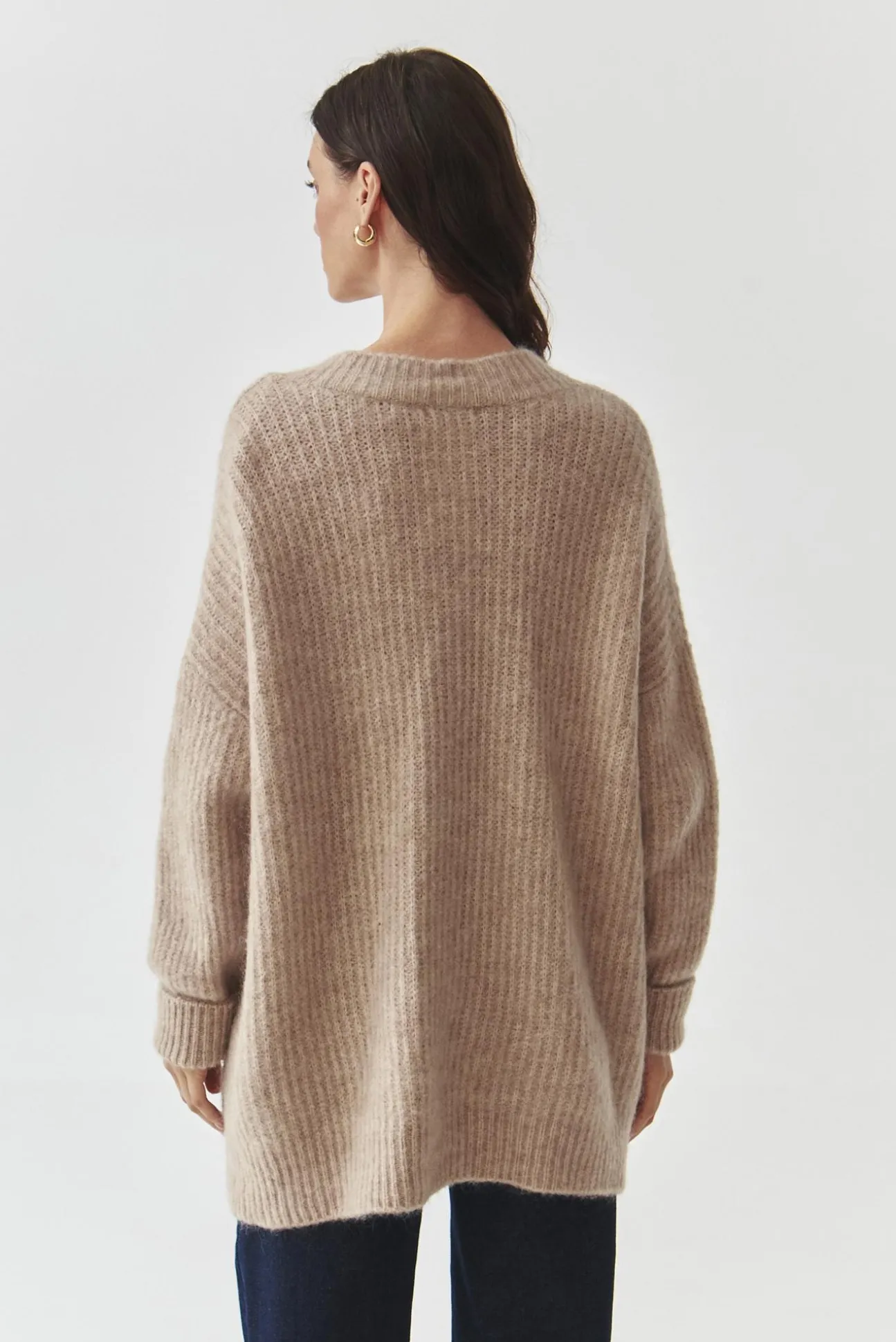 DAMSKI SWETER OVERSIZE Z DEKOLTEM W SEREK — ONYX