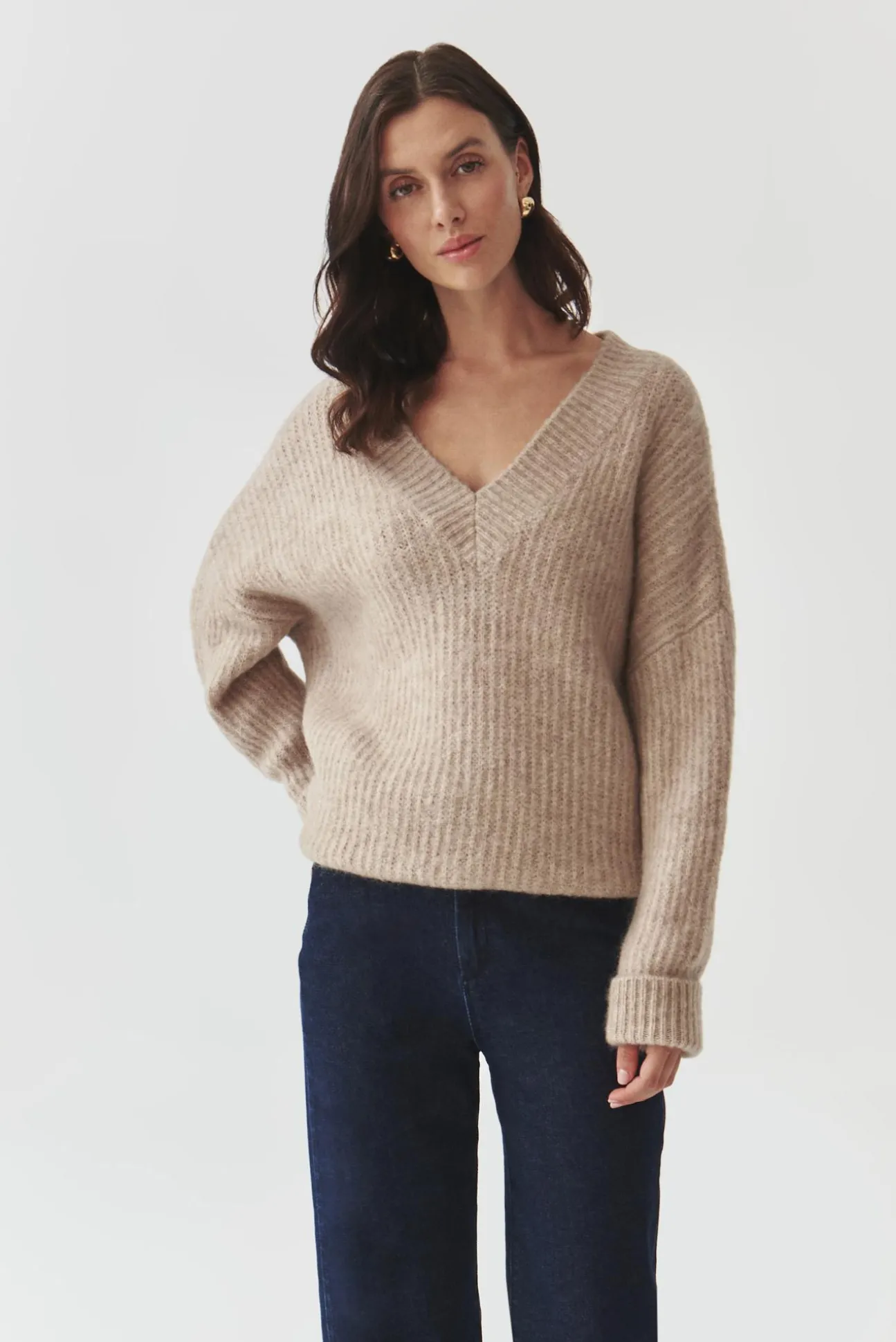 DAMSKI SWETER OVERSIZE Z DEKOLTEM W SEREK — ONYX