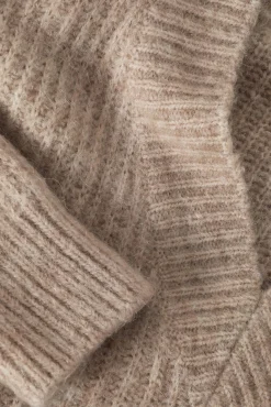 DAMSKI SWETER OVERSIZE Z DEKOLTEM W SEREK — ONYX