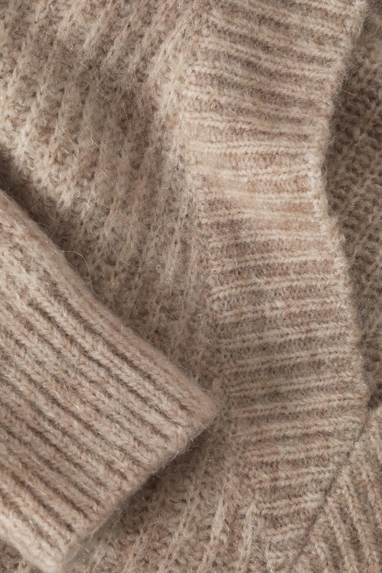 DAMSKI SWETER OVERSIZE Z DEKOLTEM W SEREK — ONYX