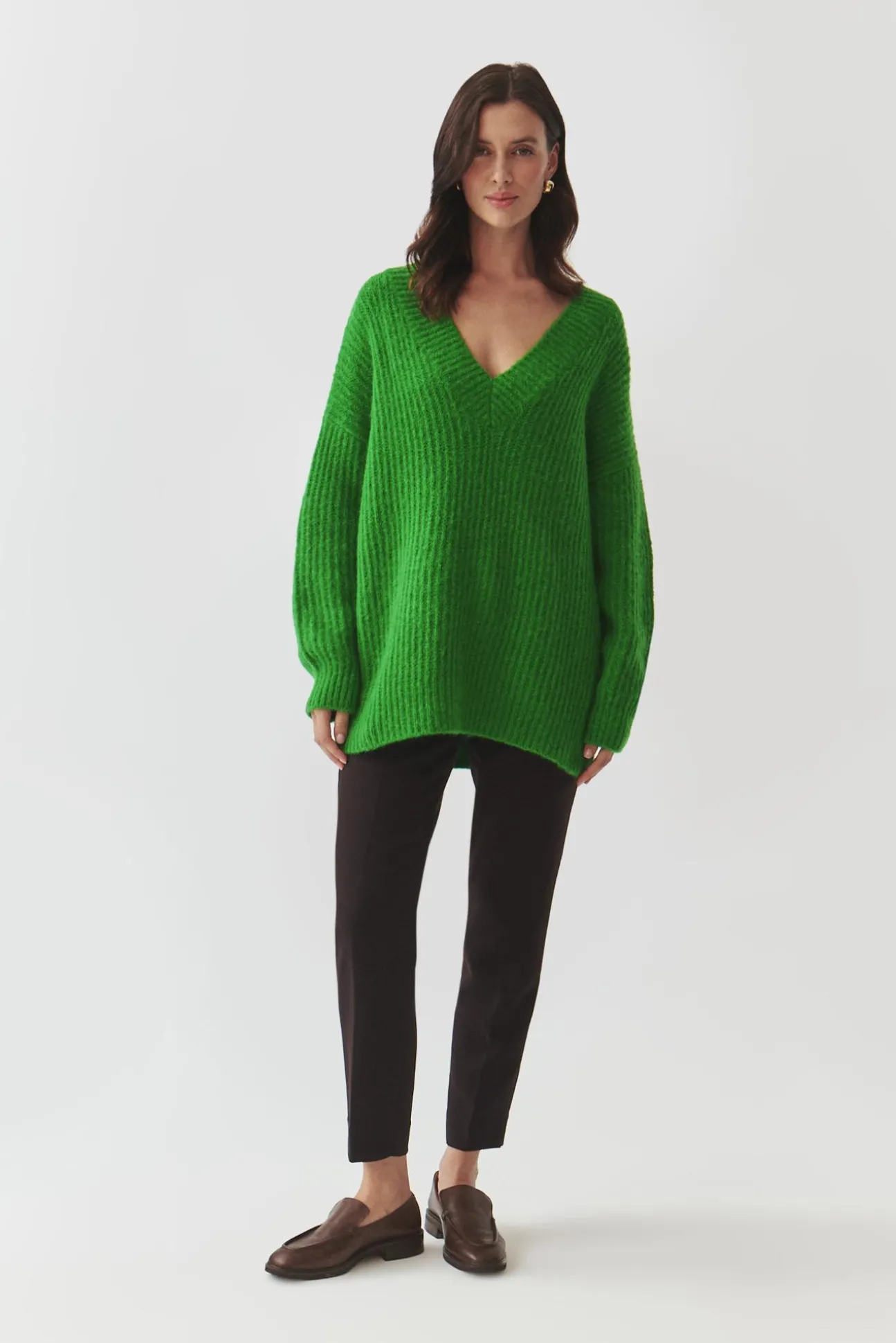 DAMSKI SWETER OVERSIZE Z DEKOLTEM W SEREK — ONYX