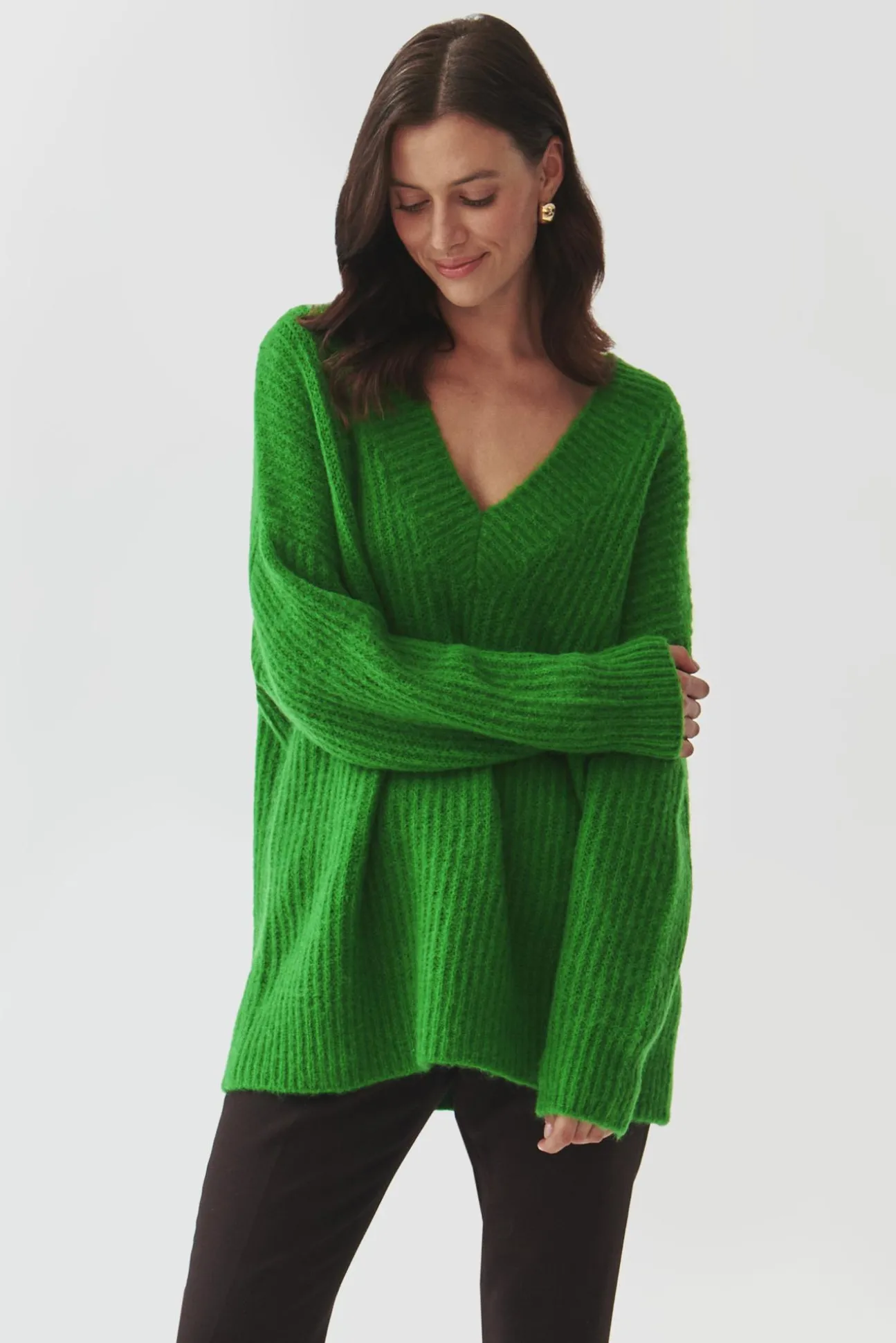 DAMSKI SWETER OVERSIZE Z DEKOLTEM W SEREK — ONYX