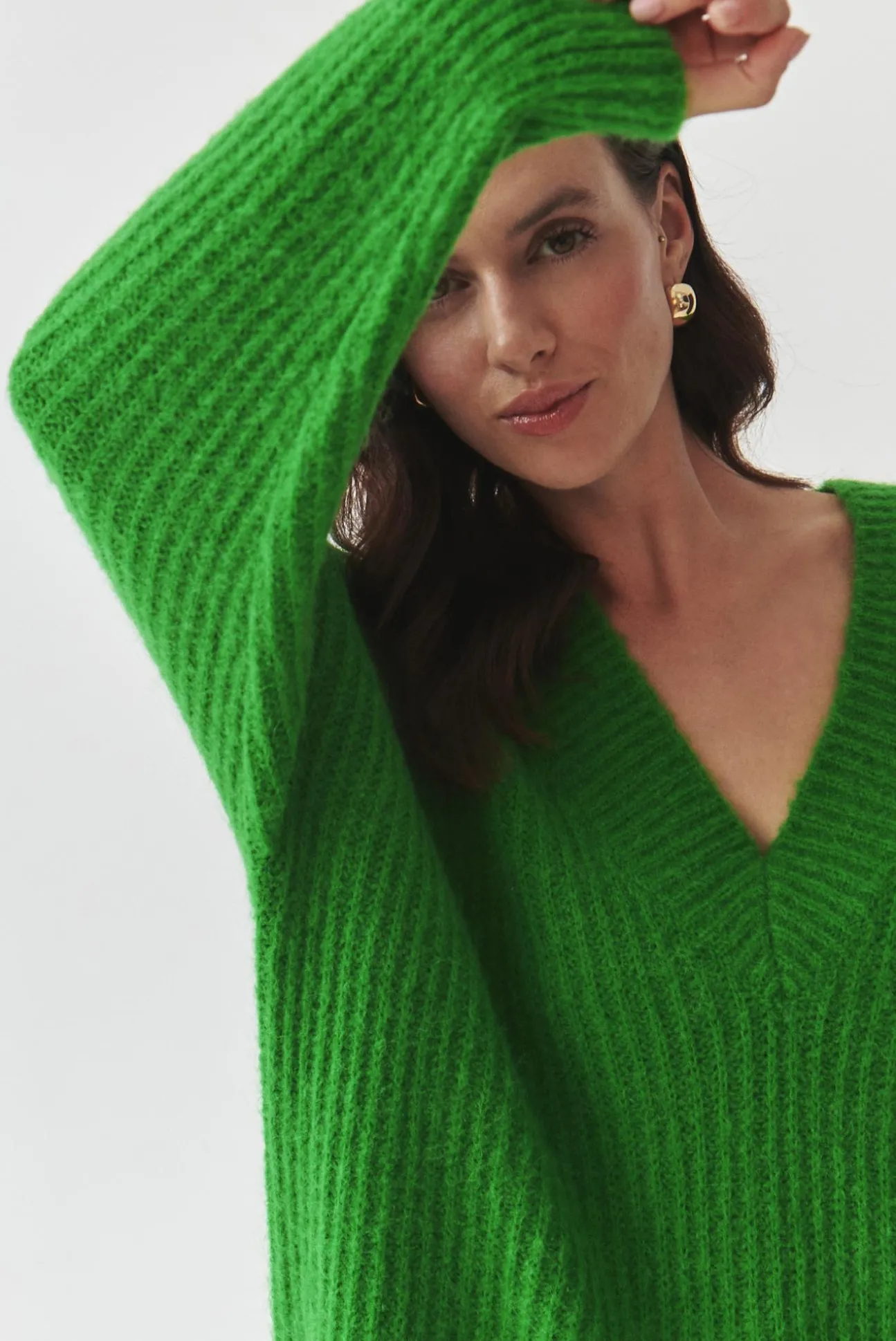 DAMSKI SWETER OVERSIZE Z DEKOLTEM W SEREK — ONYX