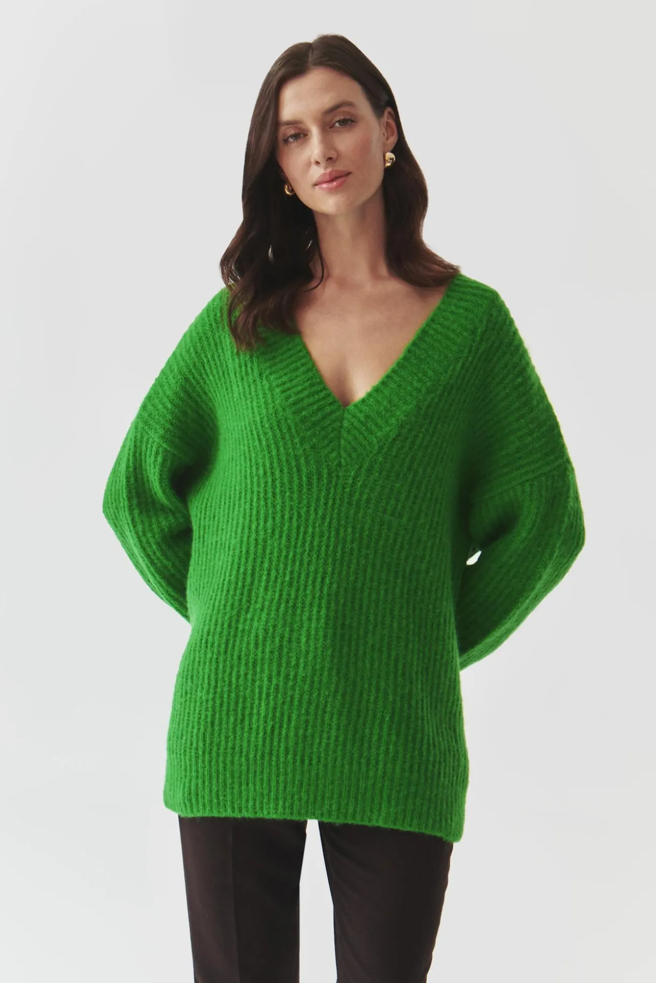 DAMSKI SWETER OVERSIZE Z DEKOLTEM W SEREK — ONYX