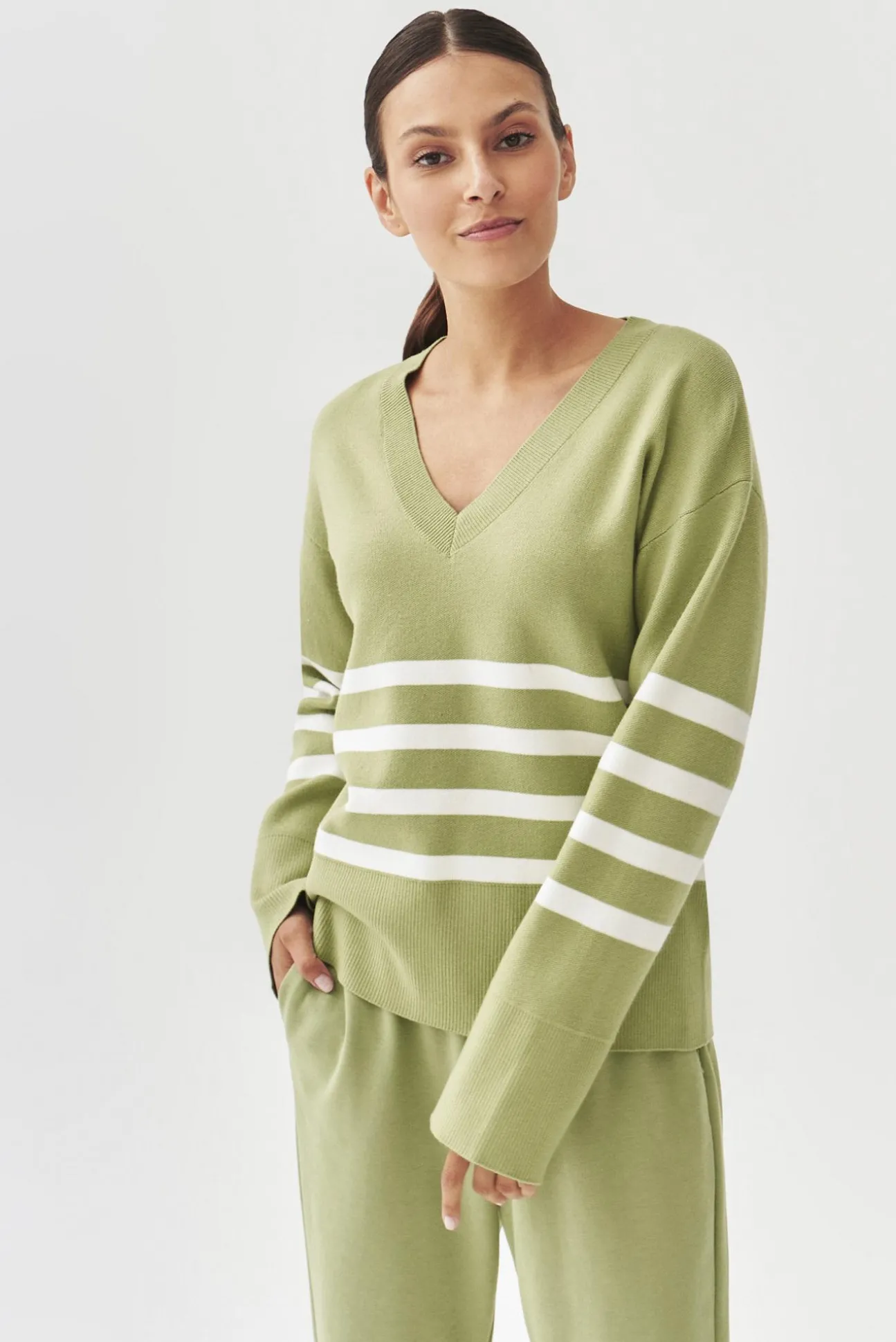 DAMSKI SWETER W PASKI - ELIANA