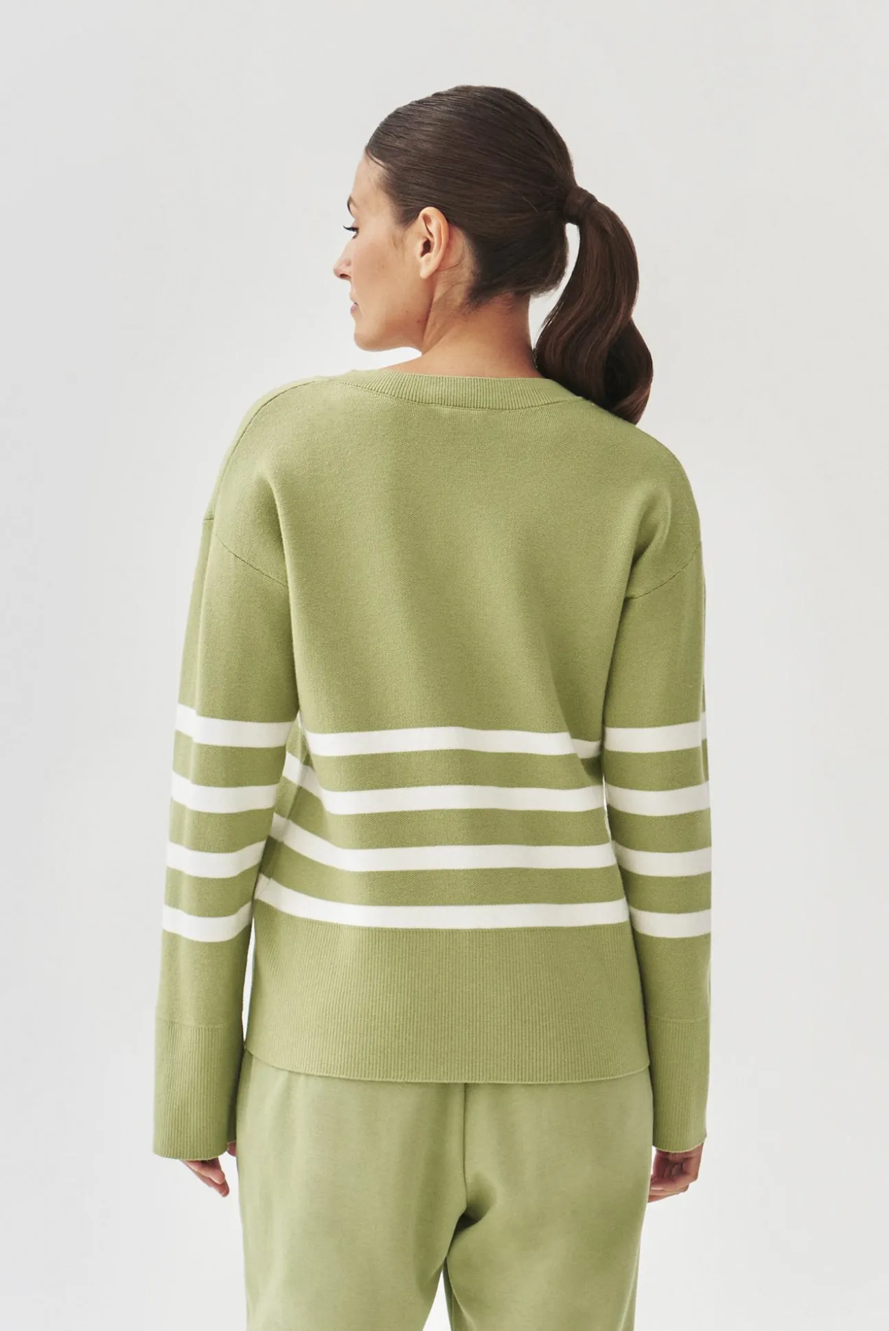 DAMSKI SWETER W PASKI - ELIANA