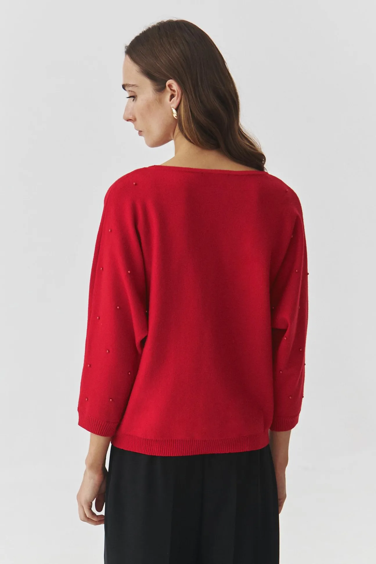 DAMSKI SWETER Z OZDOBNYMI KULECZKAMI — PERLO