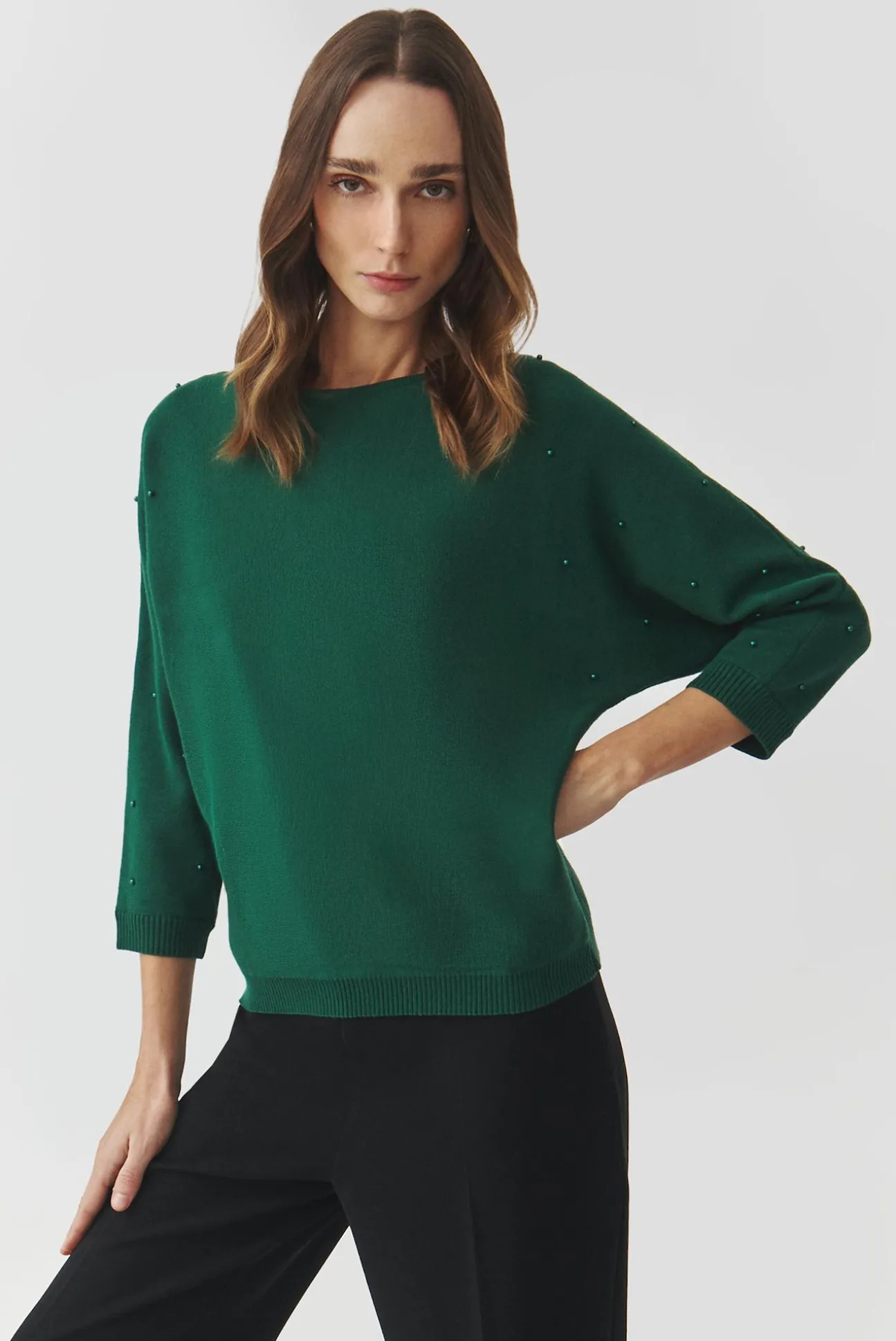 DAMSKI SWETER Z OZDOBNYMI KULECZKAMI — PERLO