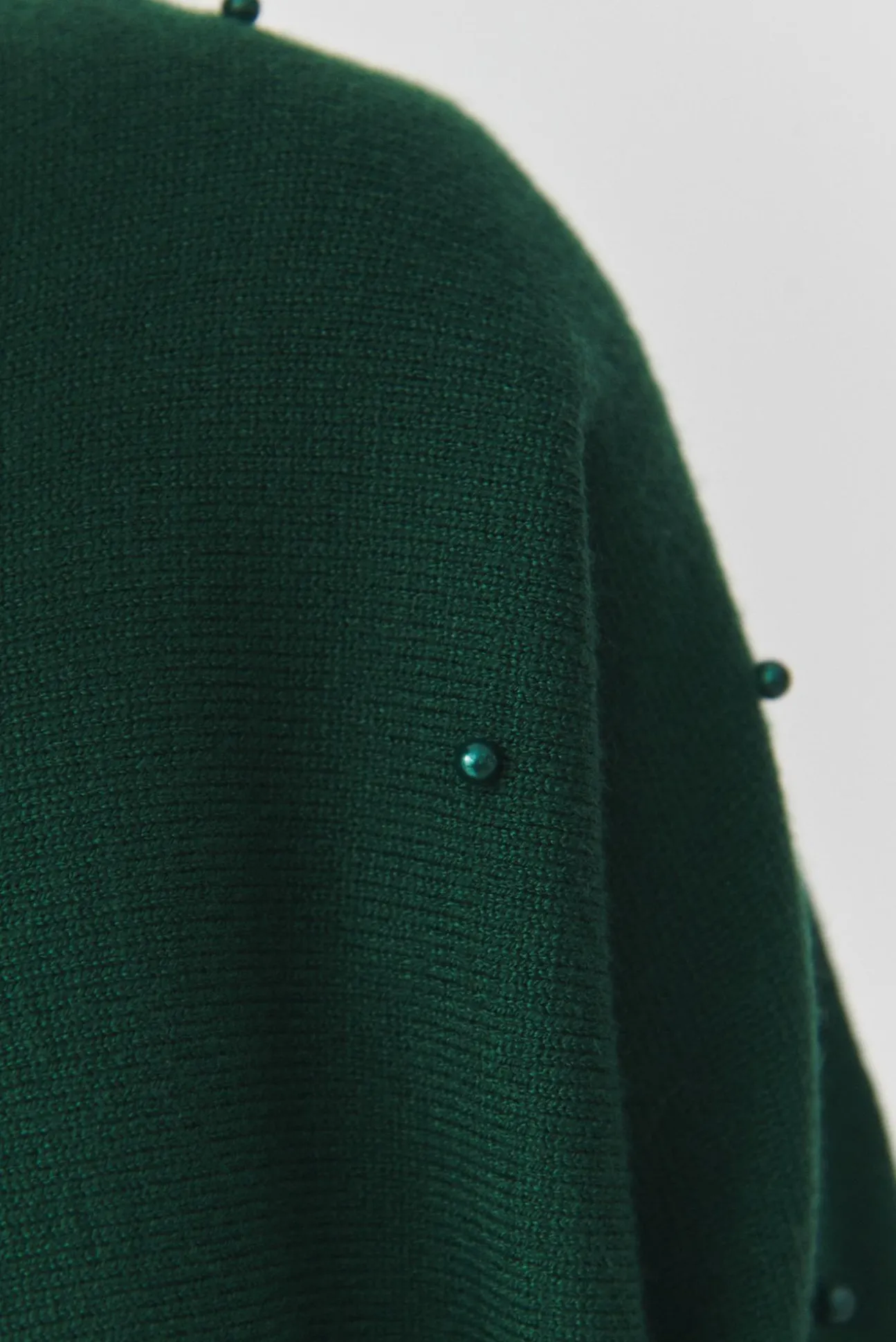 DAMSKI SWETER Z OZDOBNYMI KULECZKAMI — PERLO