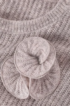 DAMSKI SWETER Z PRZĘDZY Z KWIATOWYM, OZDOBNYM ELEMENTEM — CLAIRE