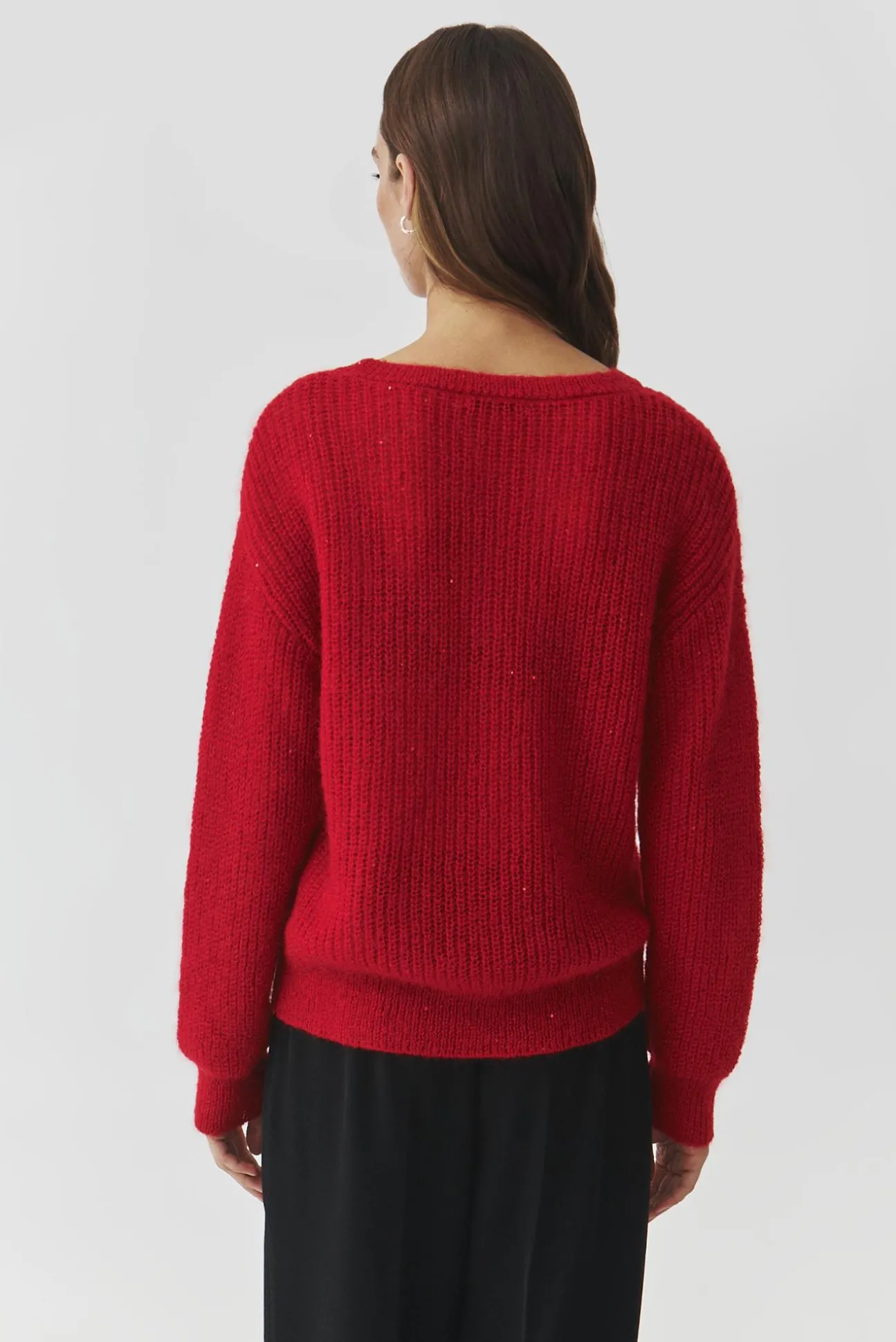 DAMSKI SWETER Z PRZĘDZY Z KWIATOWYM, OZDOBNYM ELEMENTEM — CLAIRE