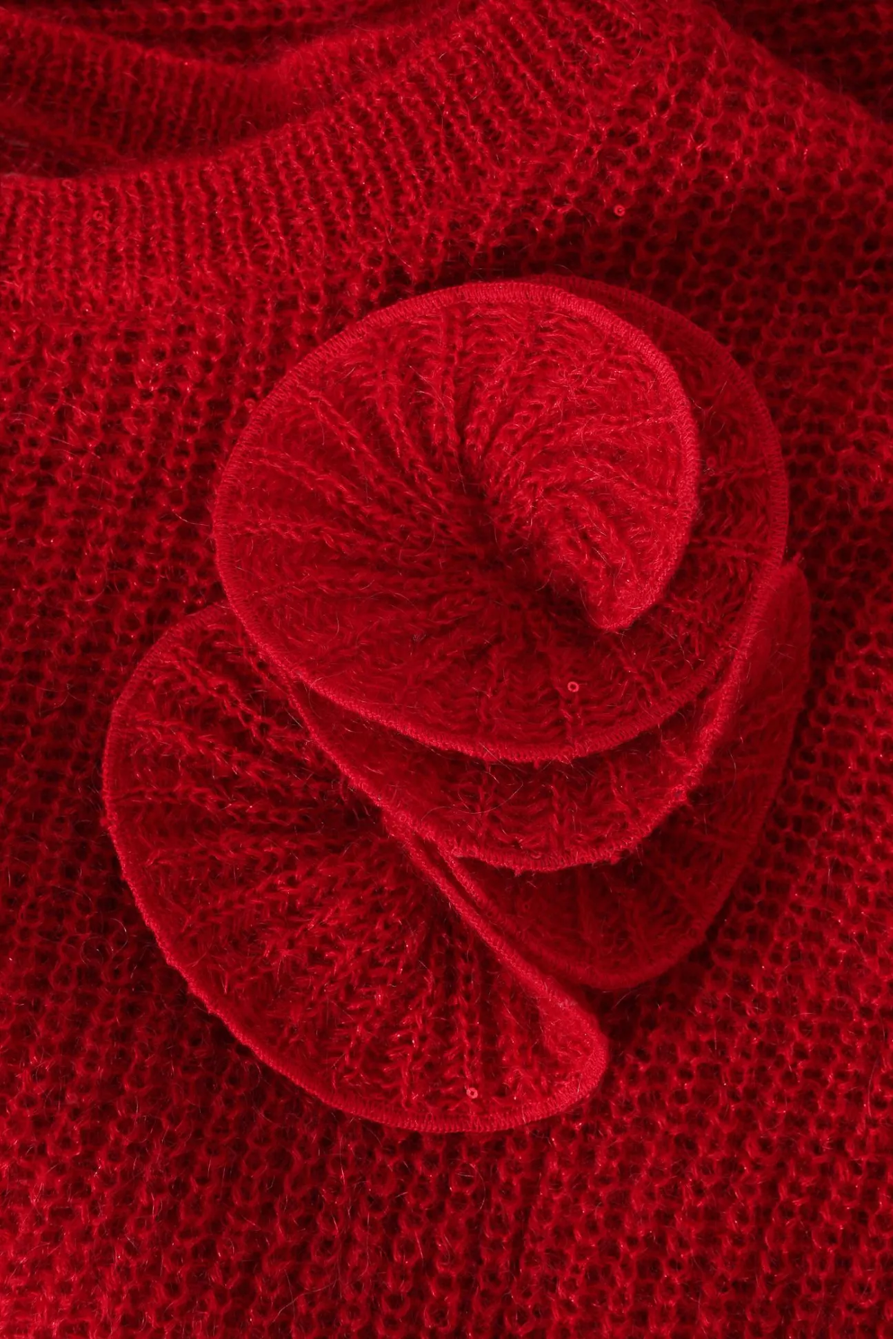 DAMSKI SWETER Z PRZĘDZY Z KWIATOWYM, OZDOBNYM ELEMENTEM — CLAIRE