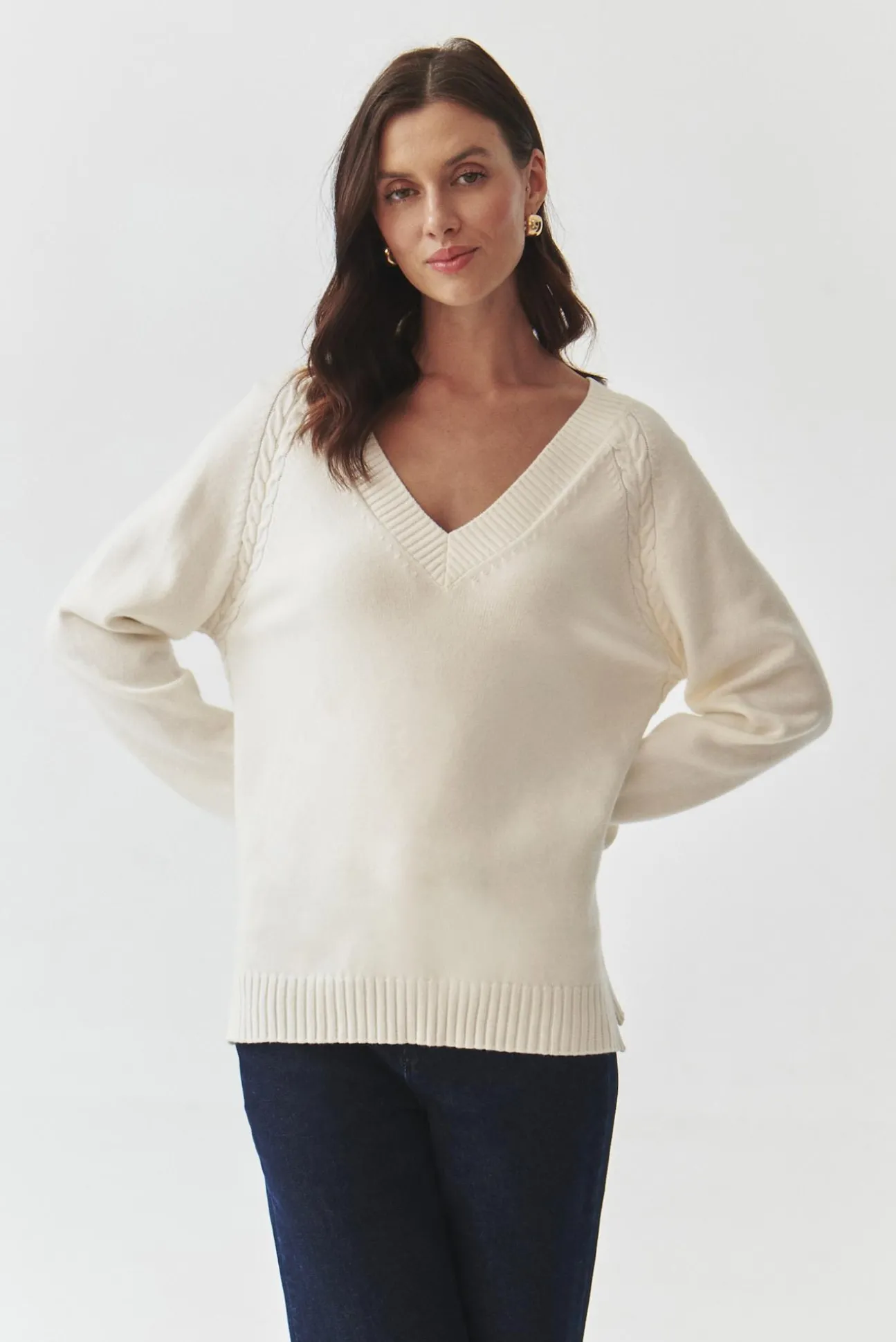 DAMSKI SWETER ZE STRUKTURALNYM WZOREM I DEKOLTEM W SEREK — JAYLIN