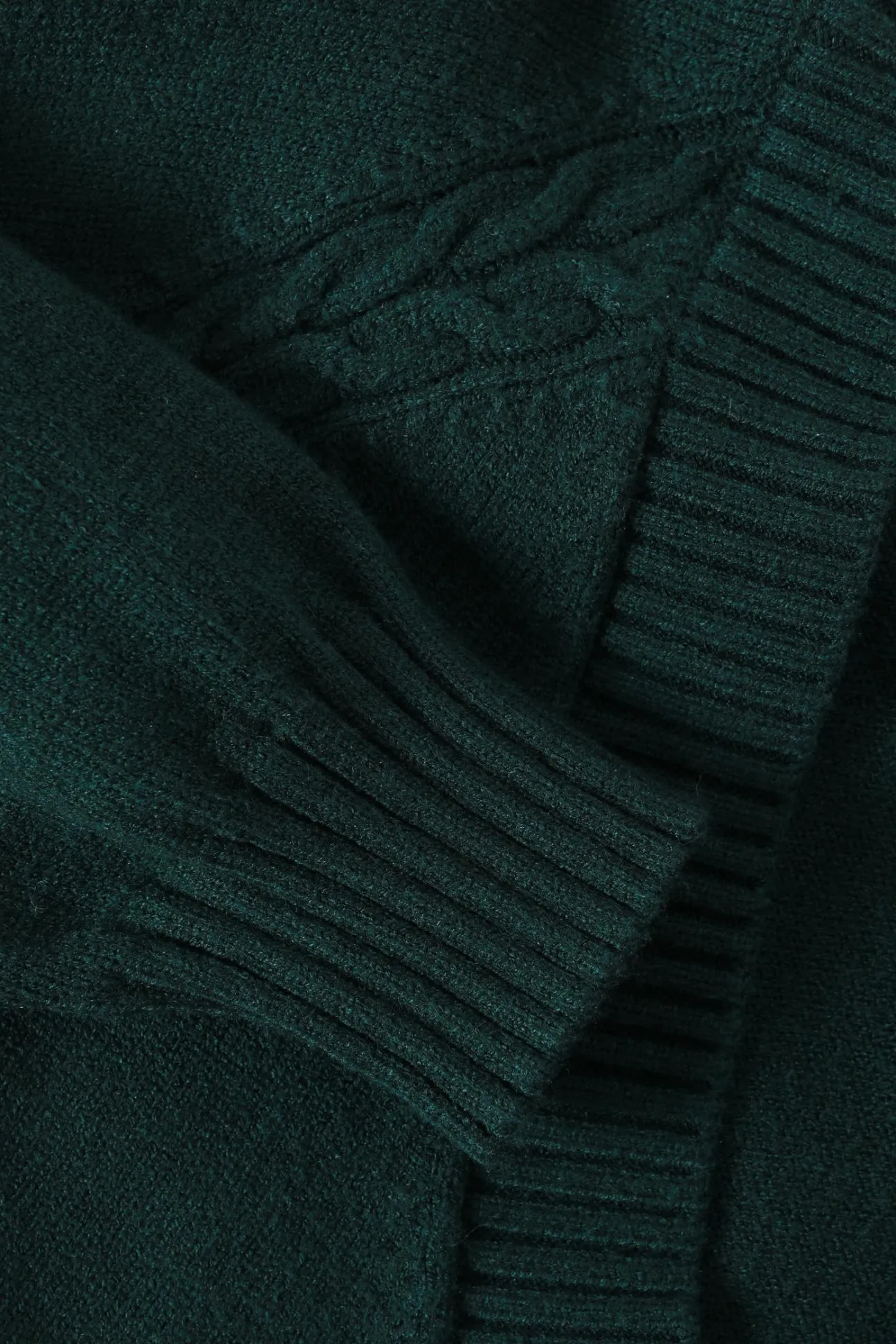 DAMSKI SWETER ZE STRUKTURALNYM WZOREM I DEKOLTEM W SEREK — JAYLIN 1