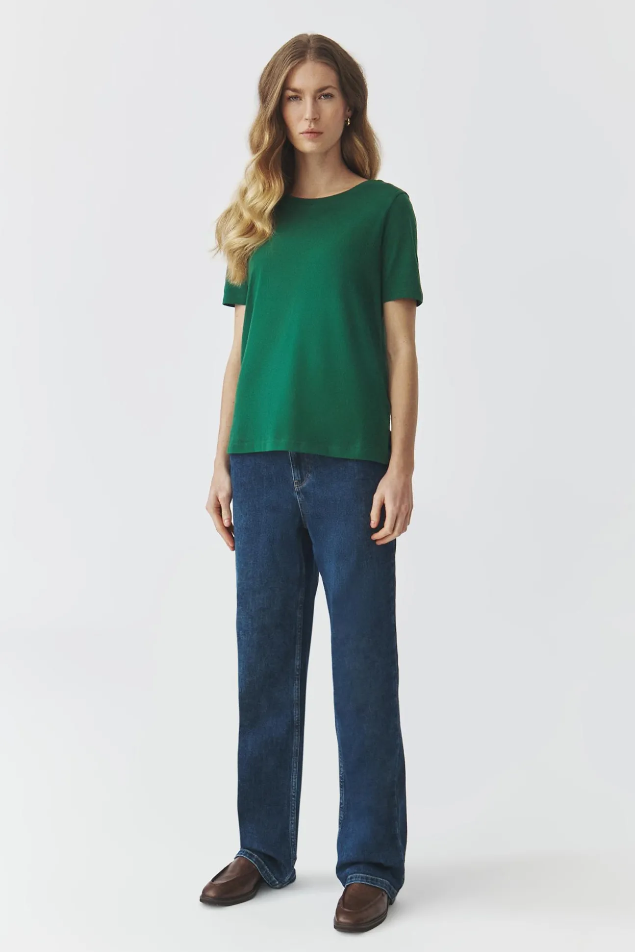 DAMSKI T-SHIRT BOXY Z KRÓTKIM RĘKAWEM — DELOR