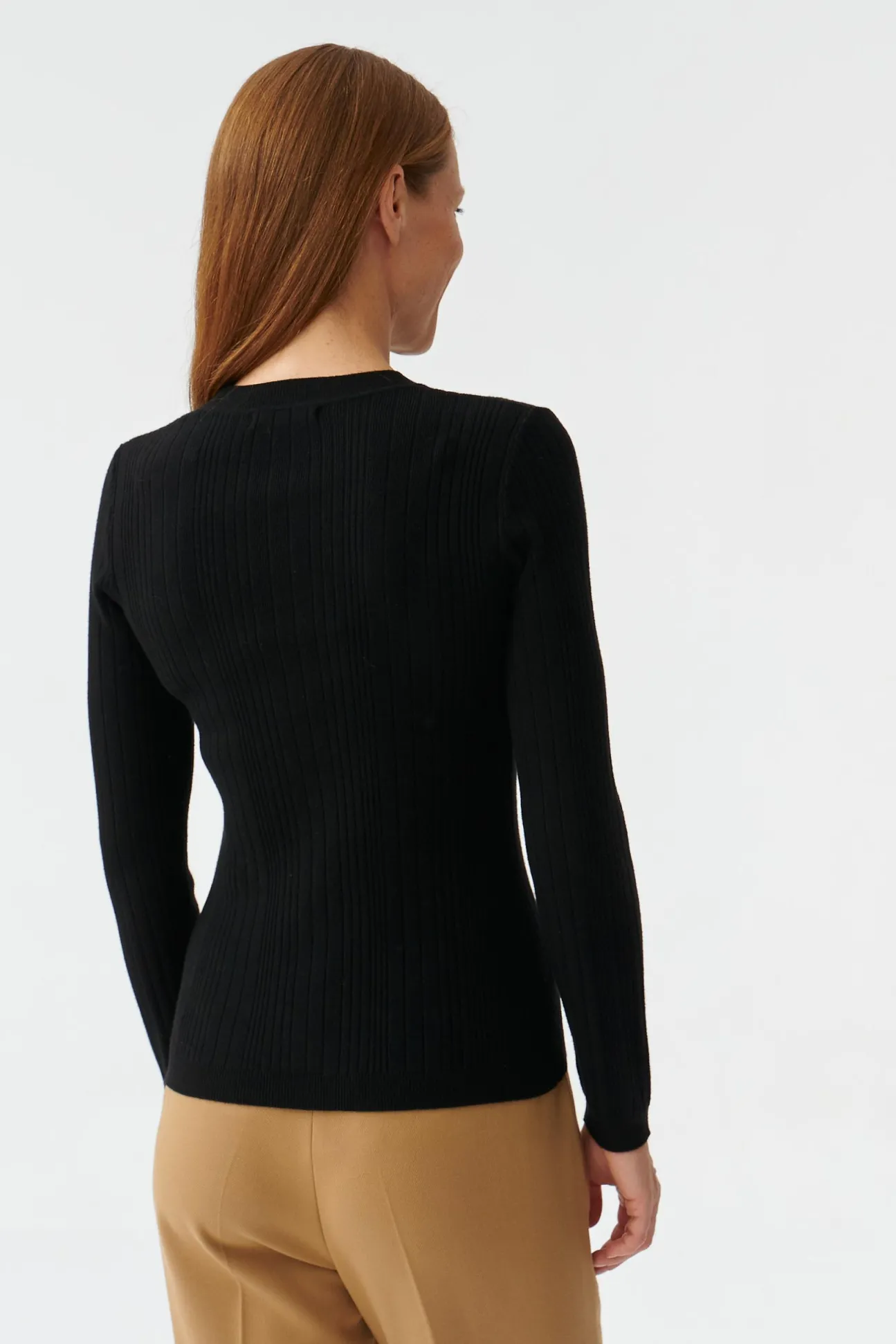 DOPASOWANY DAMSKI SWETER PRĄŻKOWANY ANCA
