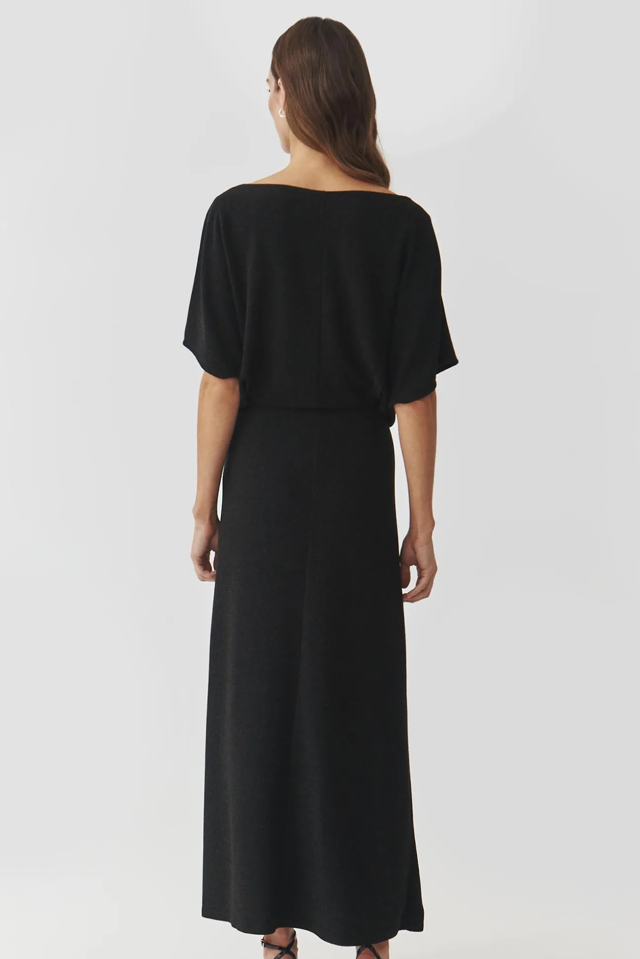 ELEGANCKA SUKIENKA MAXI Z POŁYSKUJĄCĄ PRZĘDZĄ — KATIE