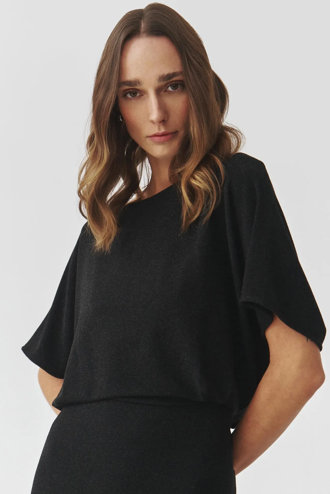 ELEGANCKA SUKIENKA MAXI Z POŁYSKUJĄCĄ PRZĘDZĄ — KATIE