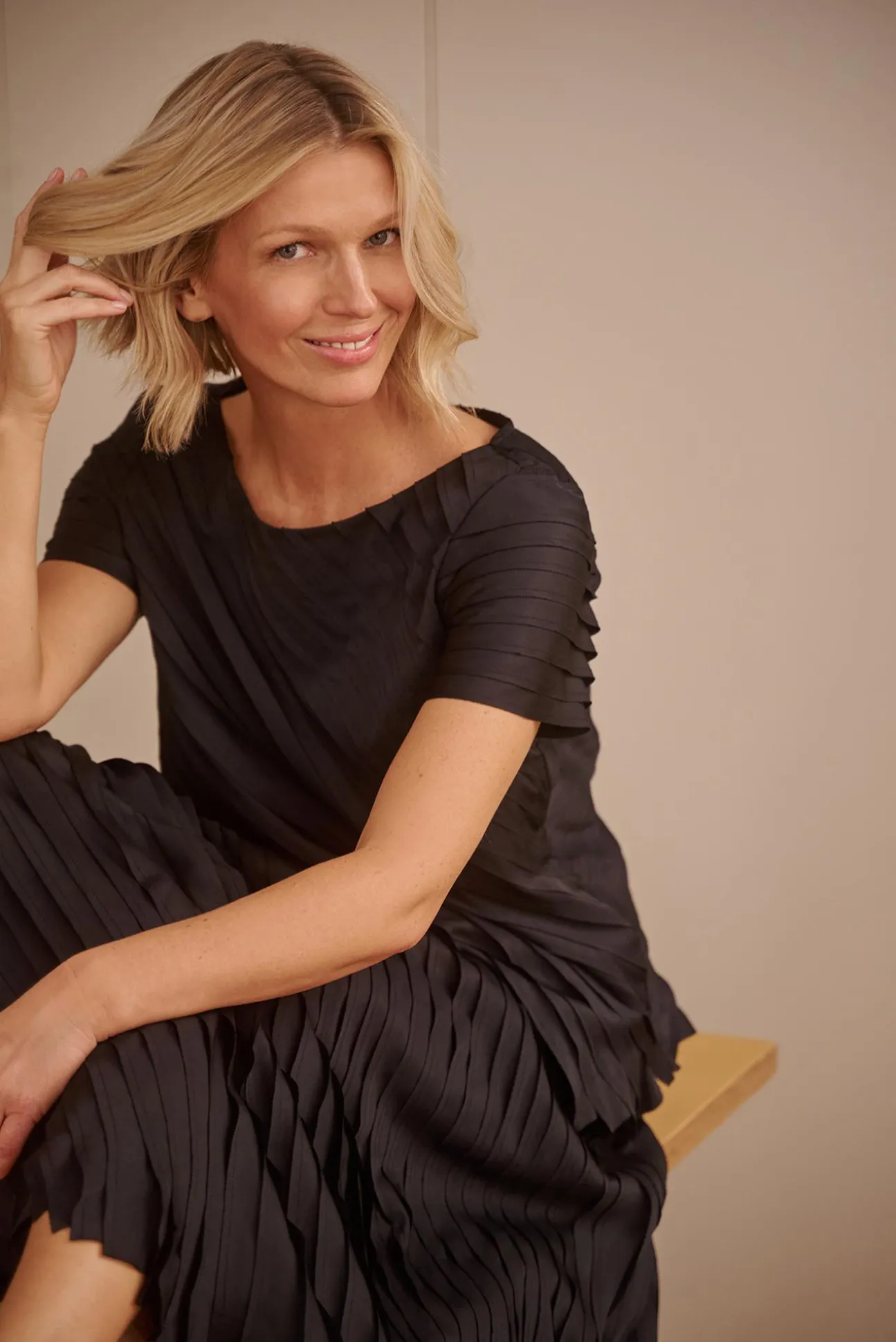 ELEGANCKA TKANINOWA BLUZKA DAMSKA Z KRÓTKIM RĘKAWEM NAKO
