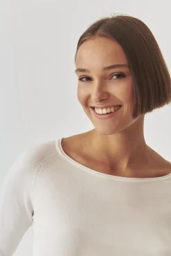 KLASYCZNY DAMSKI SWETER Z DEKOLTEM W ŁÓDKĘ - BROOKE