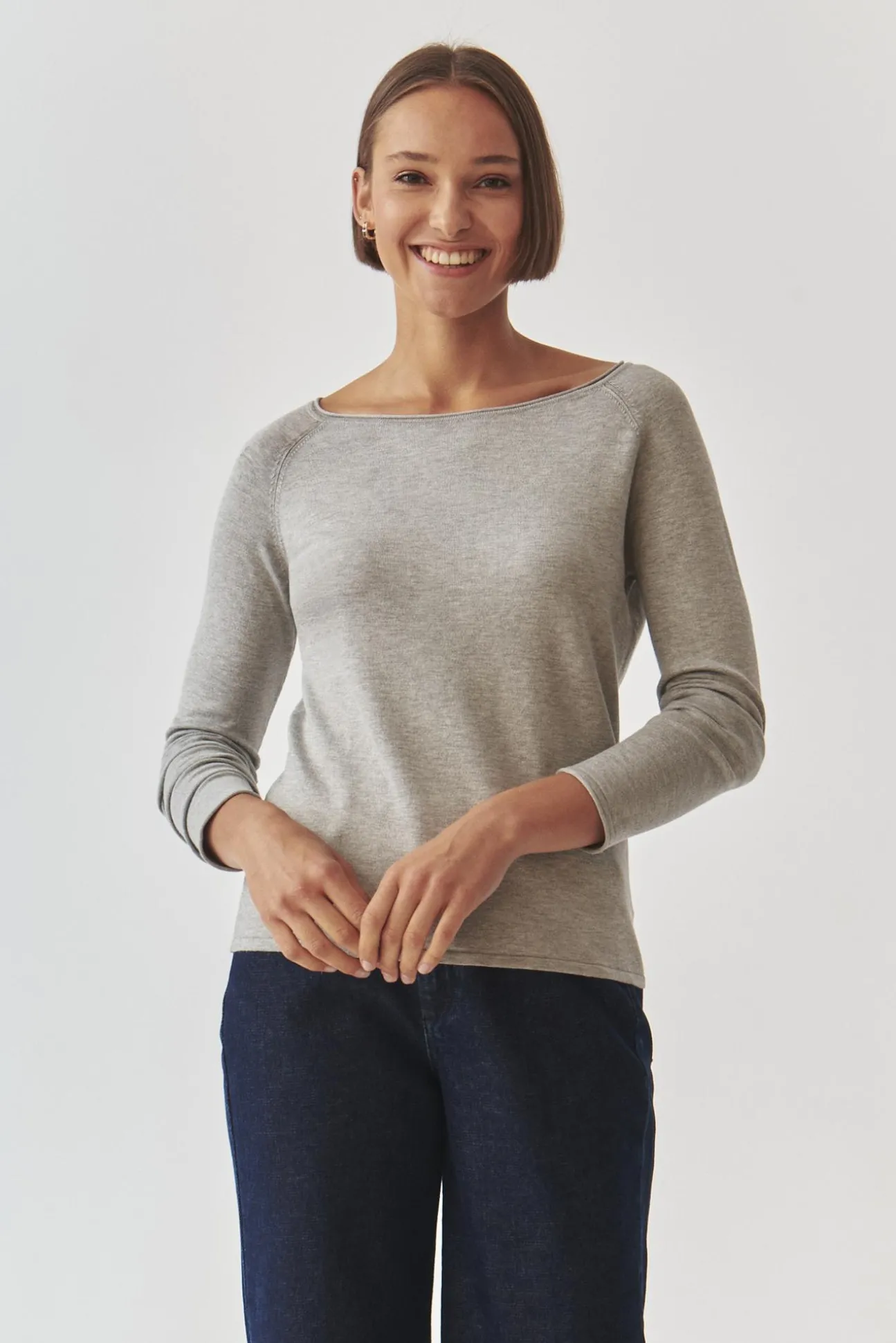 KLASYCZNY DAMSKI SWETER Z DEKOLTEM W ŁÓDKĘ - BROOKE