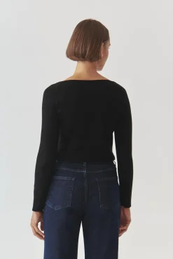 KLASYCZNY DAMSKI SWETER Z DEKOLTEM W ŁÓDKĘ - BROOKE