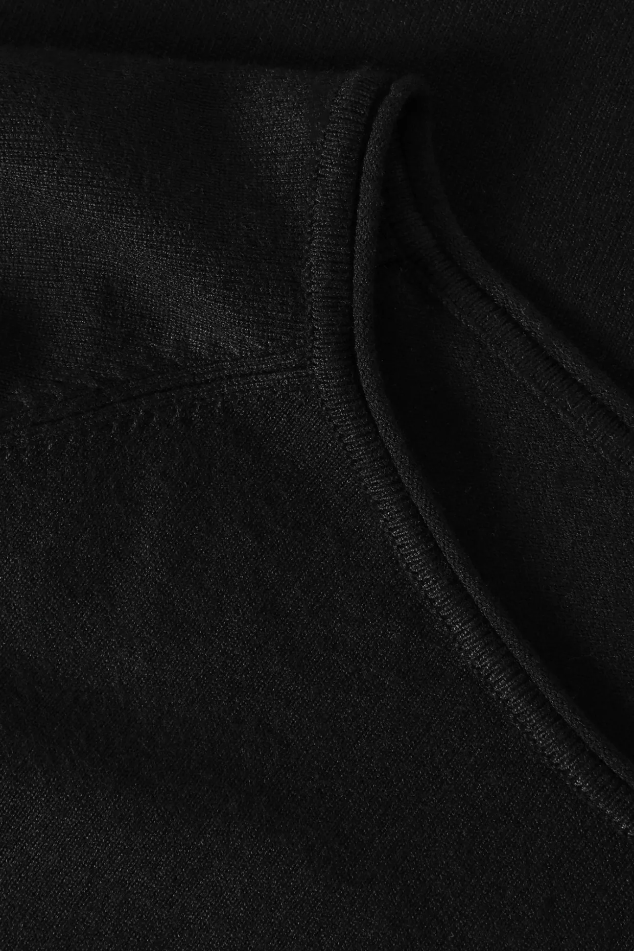 KLASYCZNY DAMSKI SWETER Z DEKOLTEM W ŁÓDKĘ - BROOKE