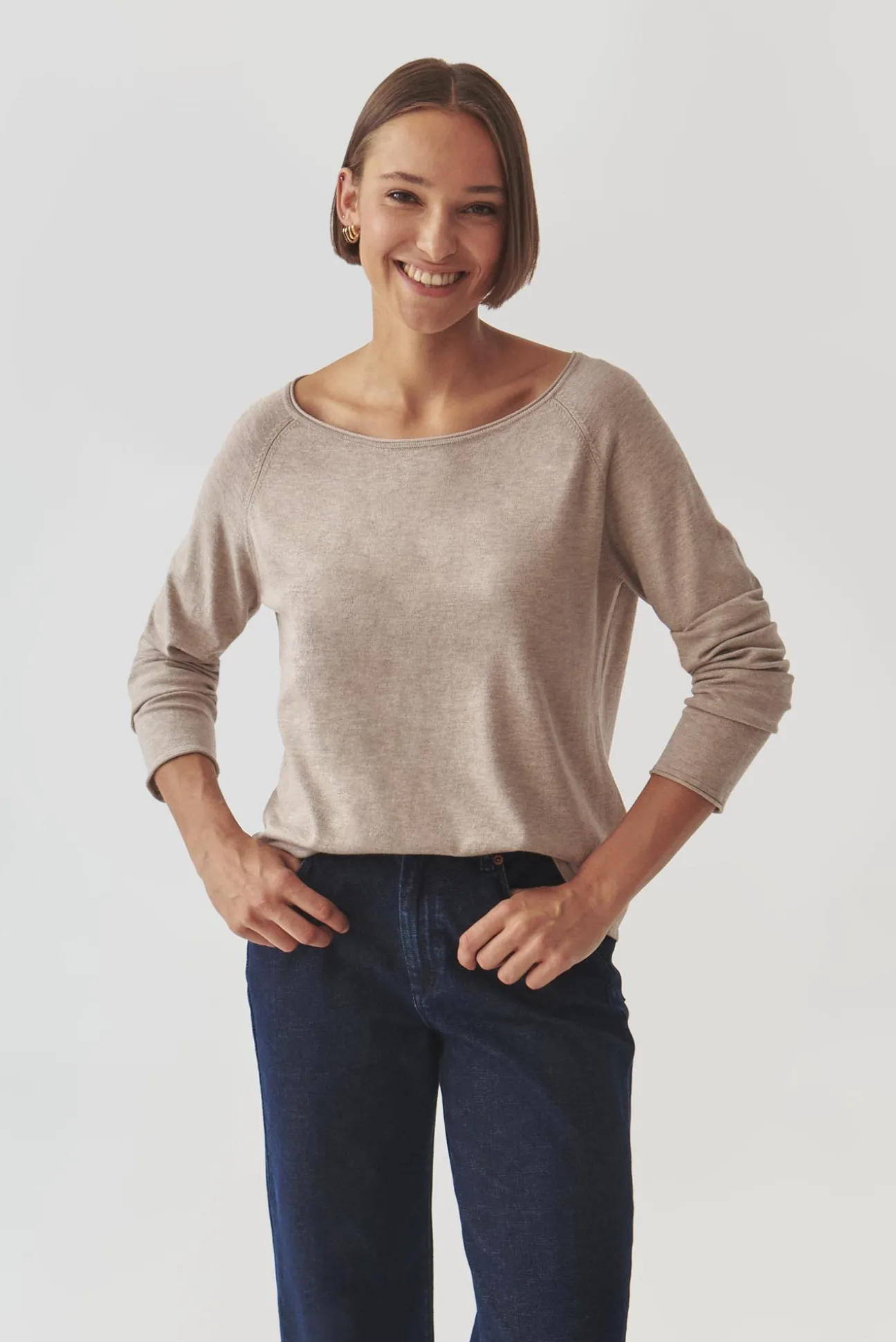 KLASYCZNY DAMSKI SWETER Z DEKOLTEM W ŁÓDKĘ - BROOKE