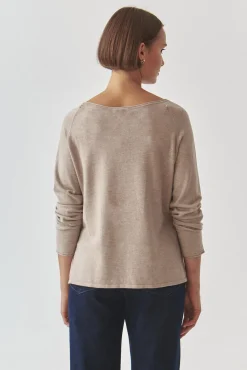 KLASYCZNY DAMSKI SWETER Z DEKOLTEM W ŁÓDKĘ - BROOKE