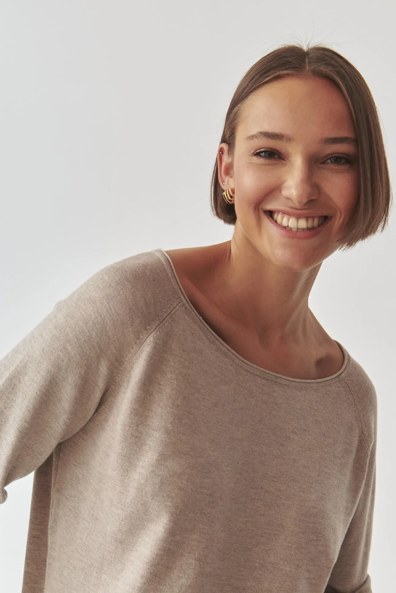 KLASYCZNY DAMSKI SWETER Z DEKOLTEM W ŁÓDKĘ - BROOKE