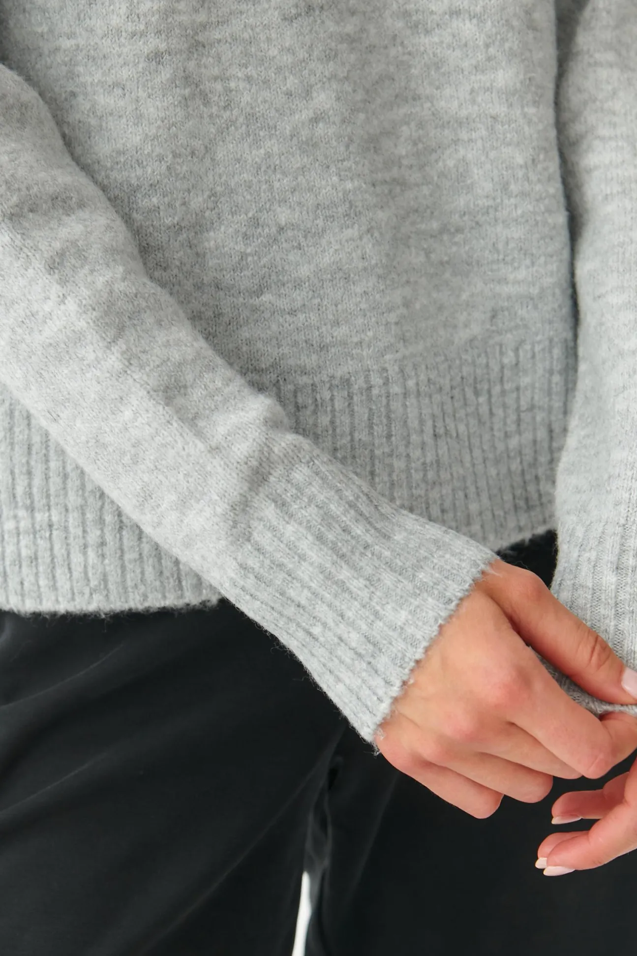 KLASYCZNY SWETER DAMSKI Z OKRĄGŁYM DEKOLTEM KOBRO