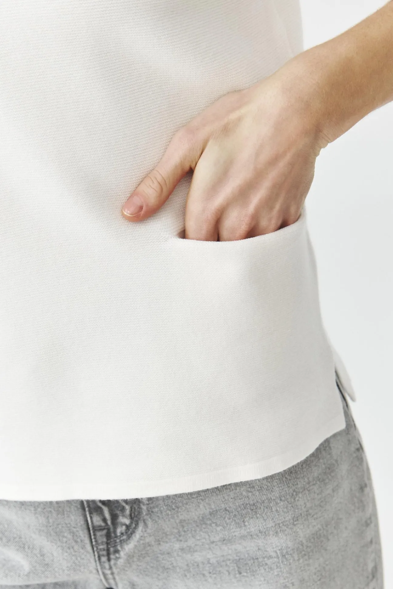 KLASYCZNY SWETER DAMSKI Z RĘKAWEM 3/4 I KIESZONKAMI — ADELLE