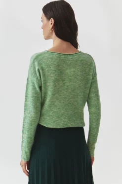 KLASYCZNY SWETER DAMSKI Z DEKOLTEM W ŁÓDKĘ — FLUFKO