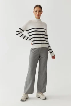 LUŹNY SWETER DAMSKI W PASKI Z GOLFEM PASOLI