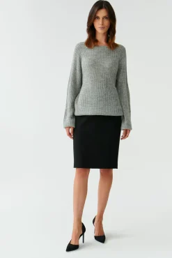 MELANŻOWY SWETER DAMSKI Z DEKOLTEM W ŁÓDKĘ SOSO