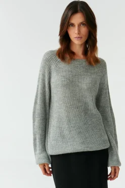 MELANŻOWY SWETER DAMSKI Z DEKOLTEM W ŁÓDKĘ SOSO