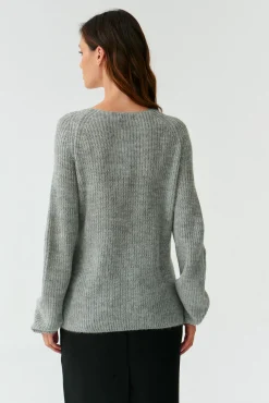 MELANŻOWY SWETER DAMSKI Z DEKOLTEM W ŁÓDKĘ SOSO