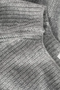MELANŻOWY SWETER DAMSKI Z DEKOLTEM W ŁÓDKĘ SOSO