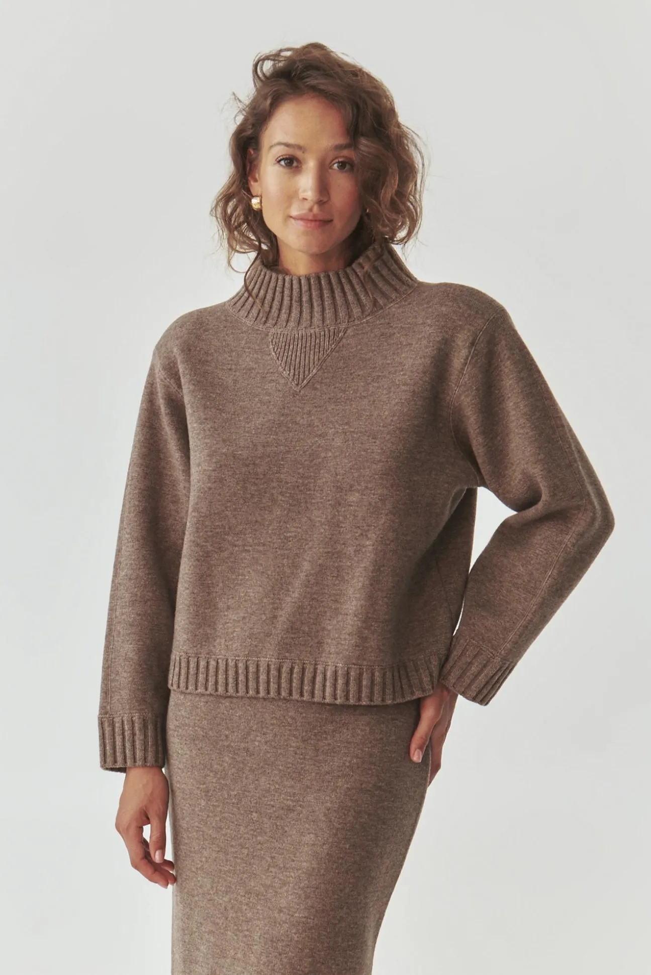 OVERSIZOWY SWETER DAMSKI Z PÓŁGOLFEM - MALMANA 2