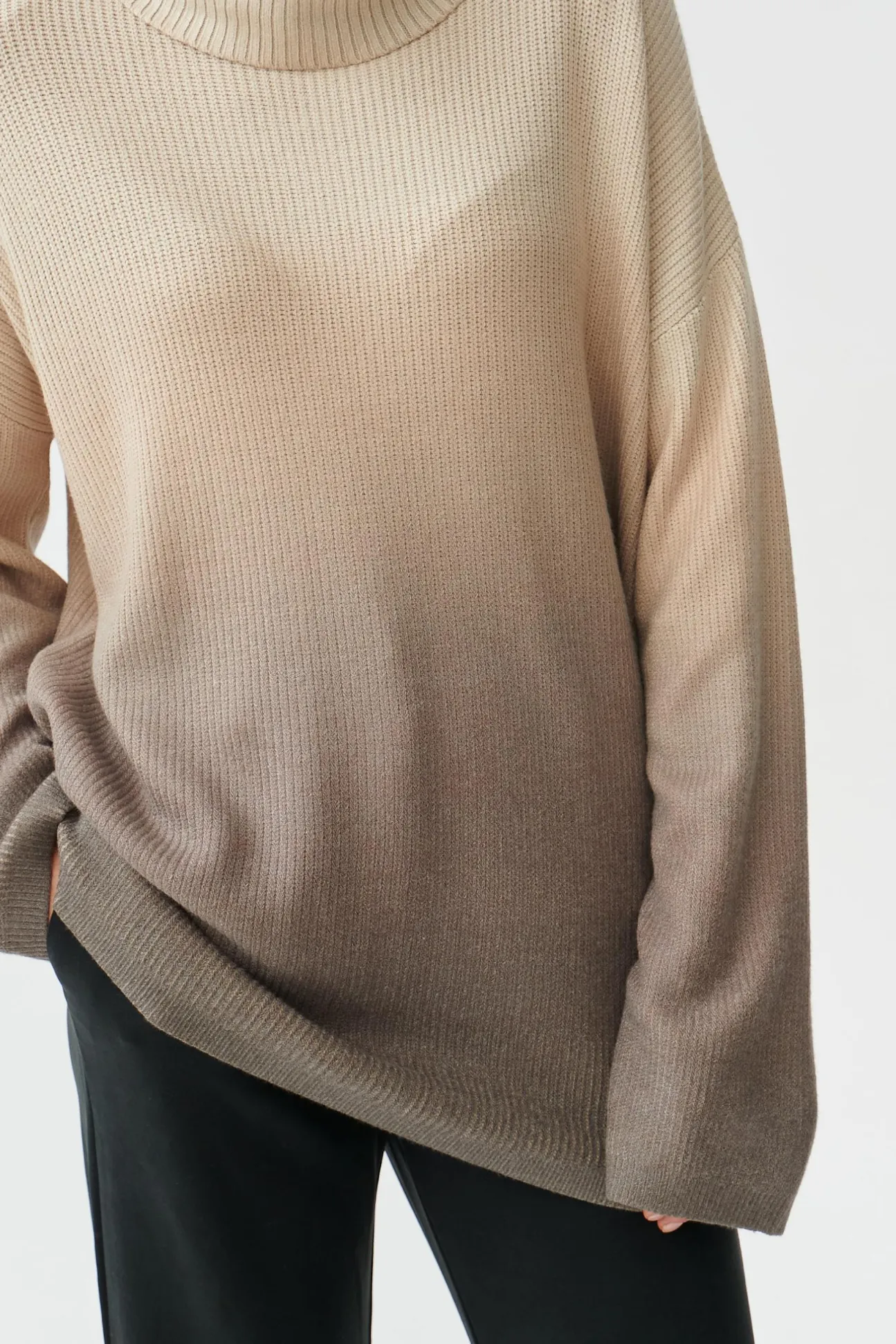 OVERSIZOWY SWETER DAMSKI Z EFEKTEM OMBRE JOSOMI