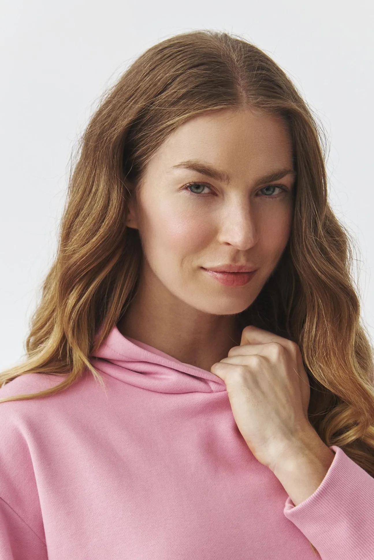 PASTELOWA BLUZA Z KAPTUREM — NULA
