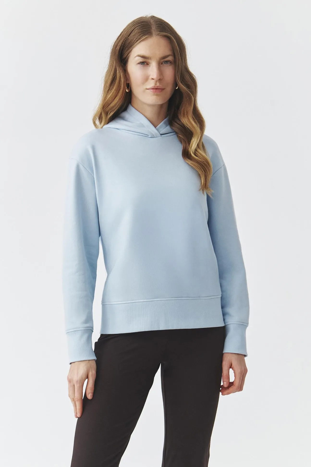 PASTELOWA BLUZA Z KAPTUREM — NULA