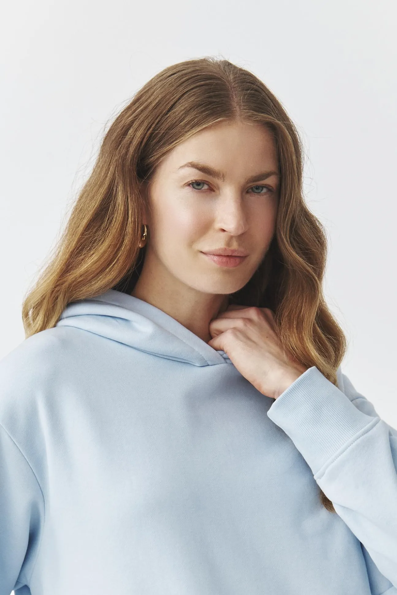 PASTELOWA BLUZA Z KAPTUREM — NULA