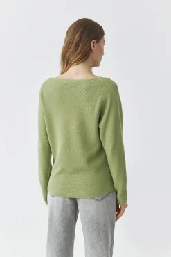 STRUKTURALNY DAMSKI SWETER Z DEKOLTEM W ŁÓDKĘ - PEGGIE